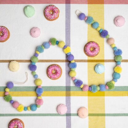 smv: Slinger - viltballetjes pompom - pasteltinten - Afbeelding 3