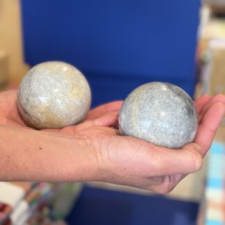 Vintage: 2 bollen in natuursteen