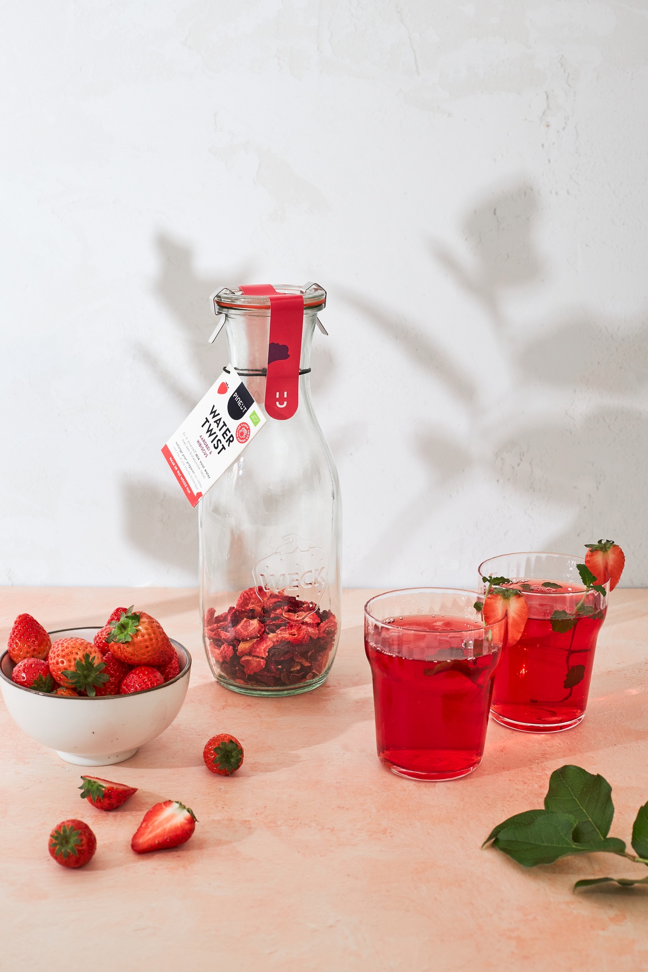 Pineut: Pineut - Pineut Watertwist | Carafe | Strawberry Hibiscus BIO